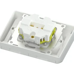 Namron Edge 2-vägsuttag med lock INF IP44